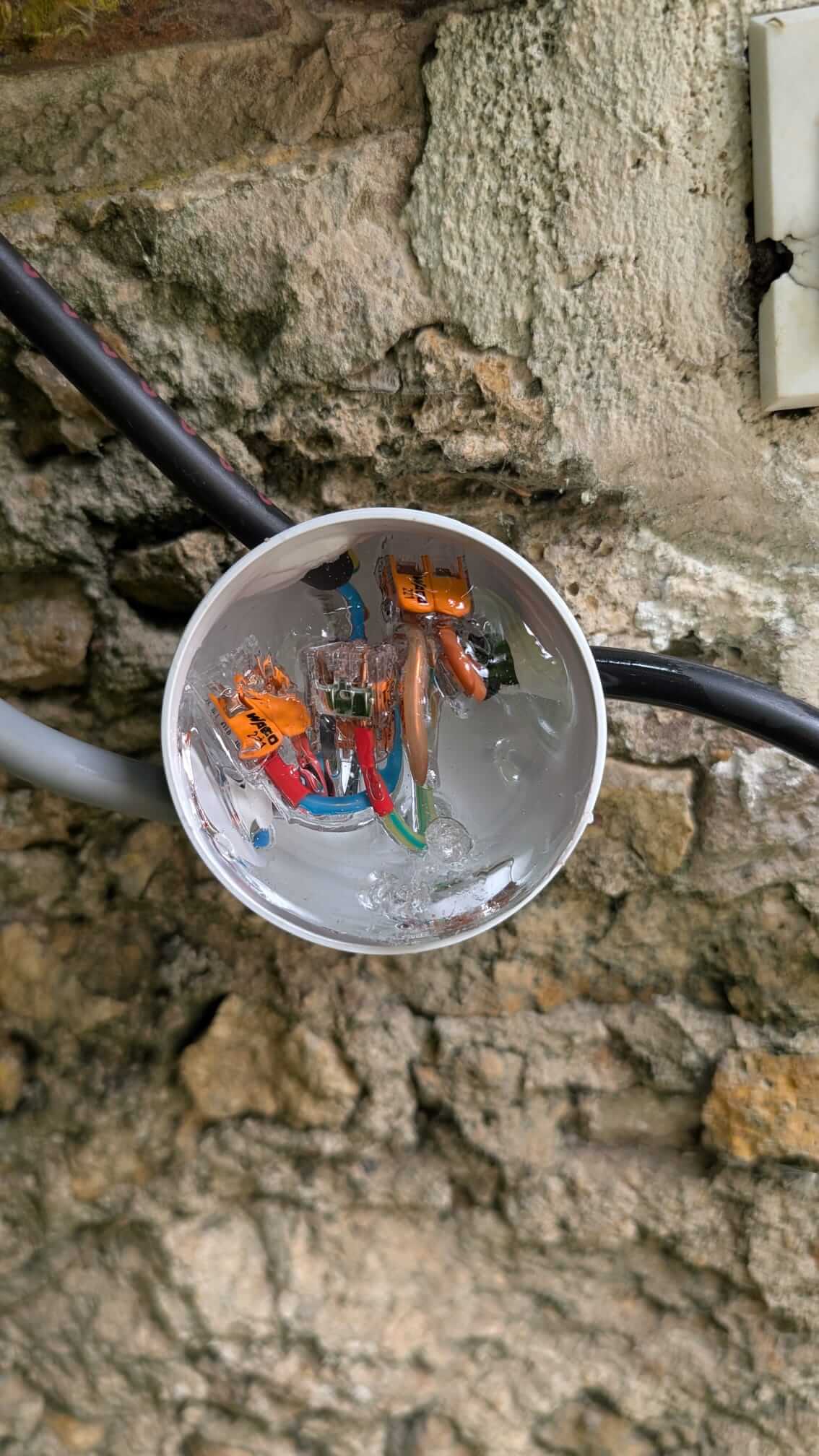 Boîte de dérivation extérieure remplie de gel d'étanchéité, connexions Wago enrobées