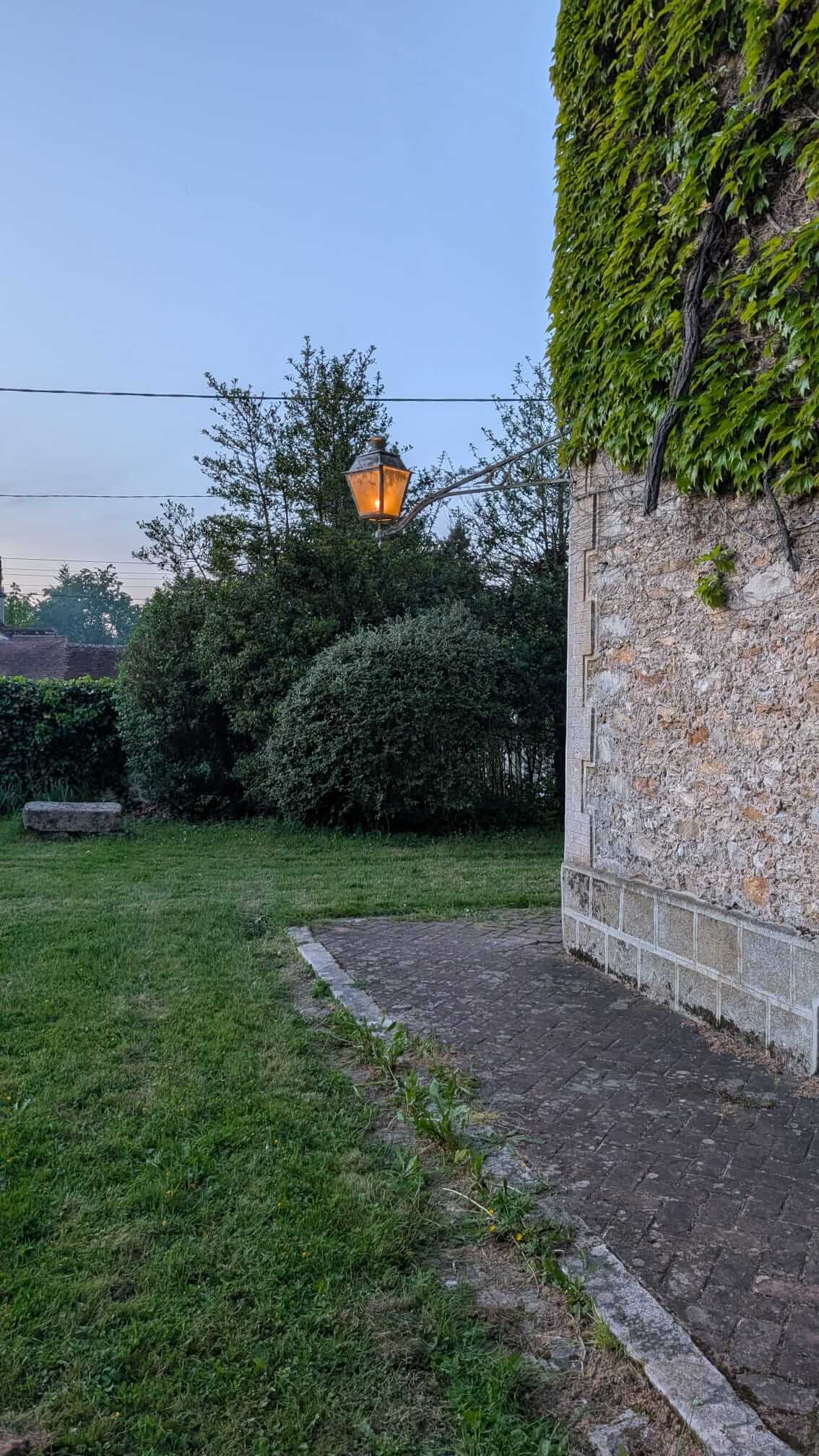 Luminaire d'entrée extérieur remis en service à Bernay