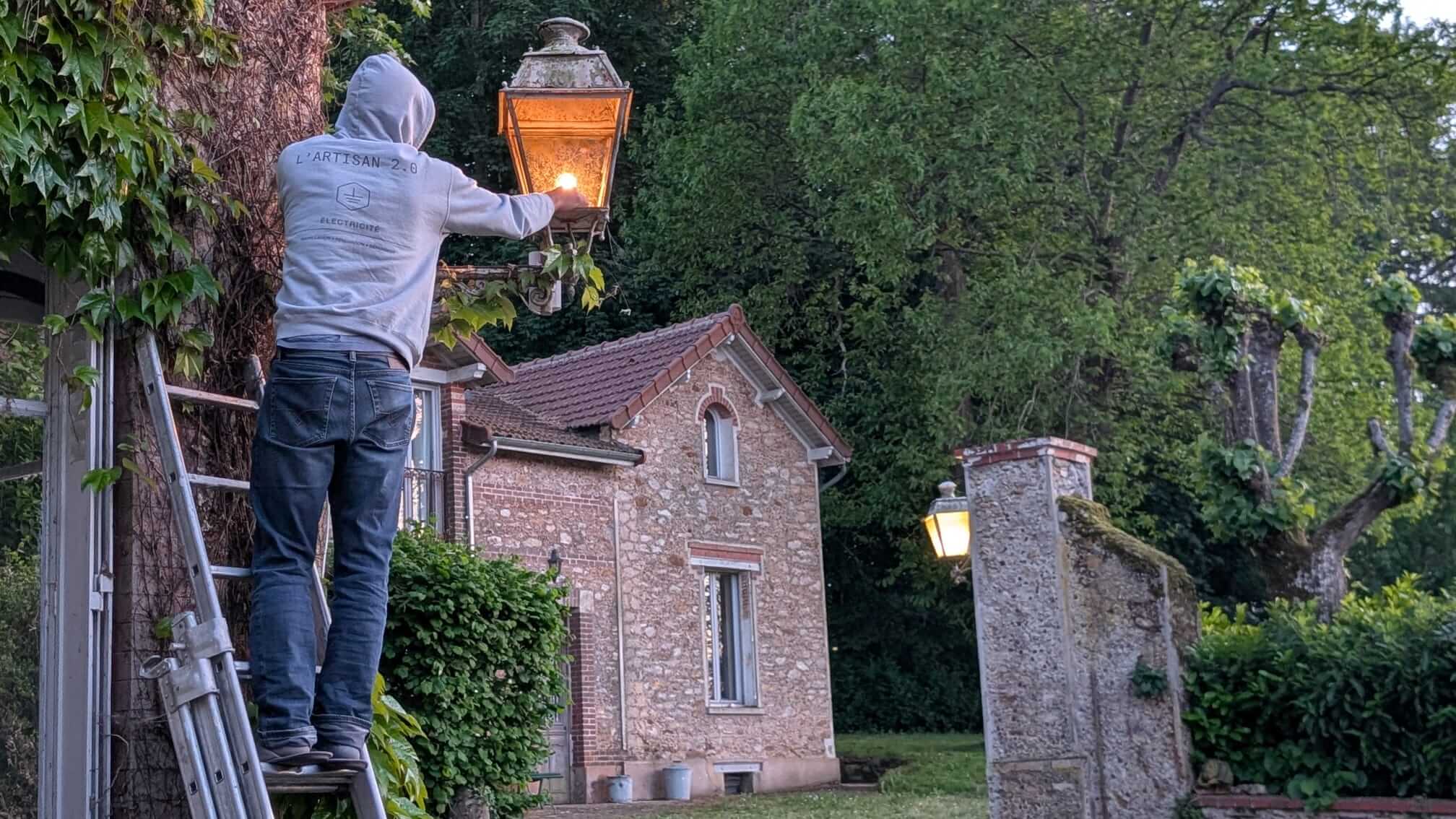 Intervention sur un luminaire extérieur d'une installation des années 50 à Bernay