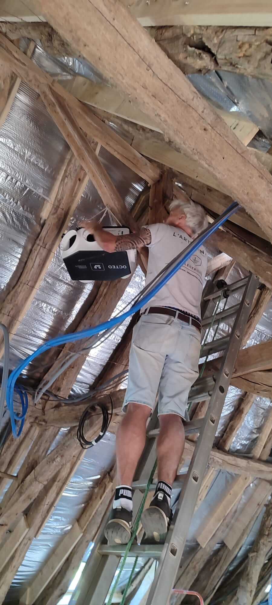 Installation du caisson VMC dans les combles