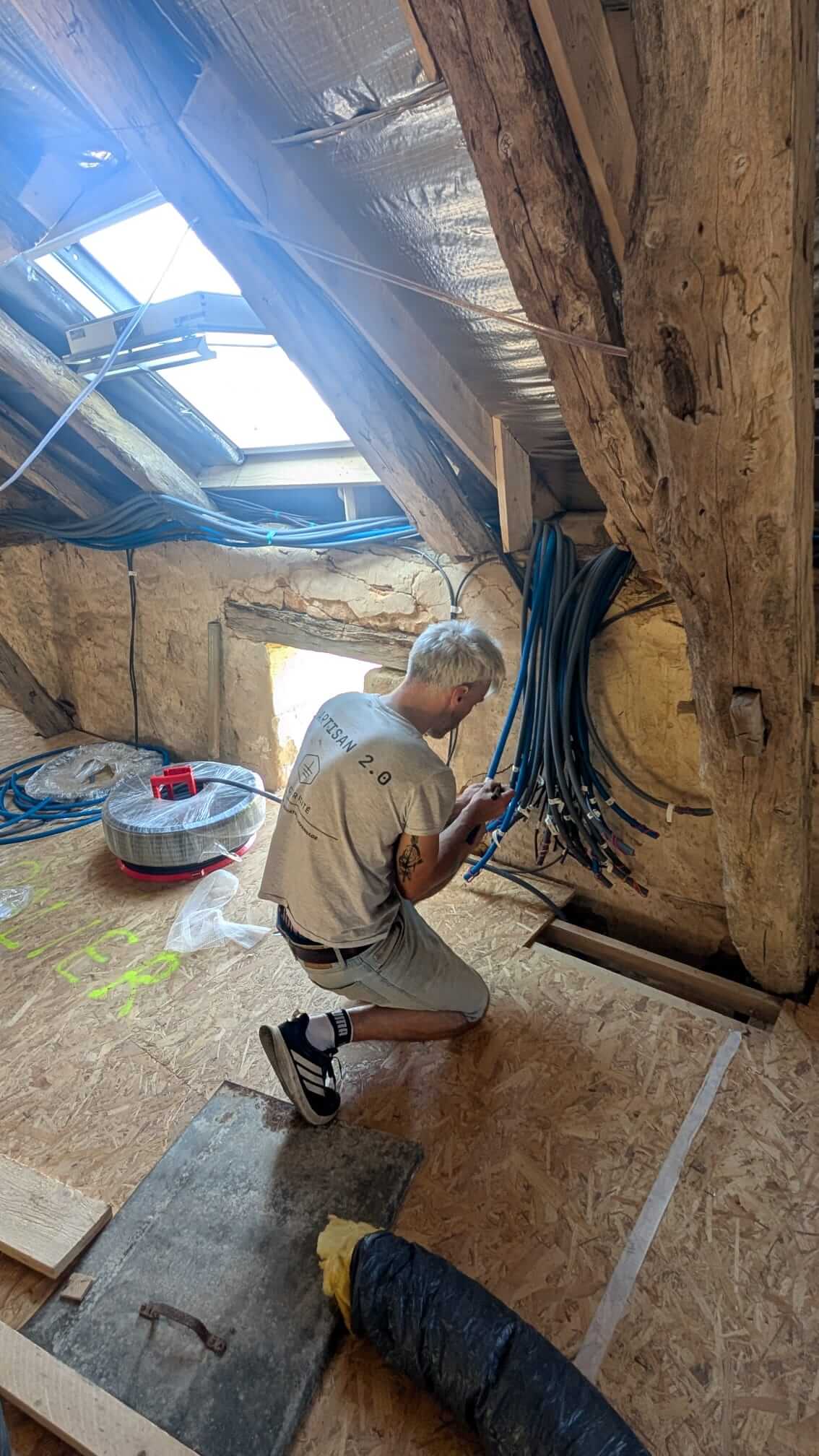 Étiquetage des câbles à l'arrivée d'une des boîtes de dérivation