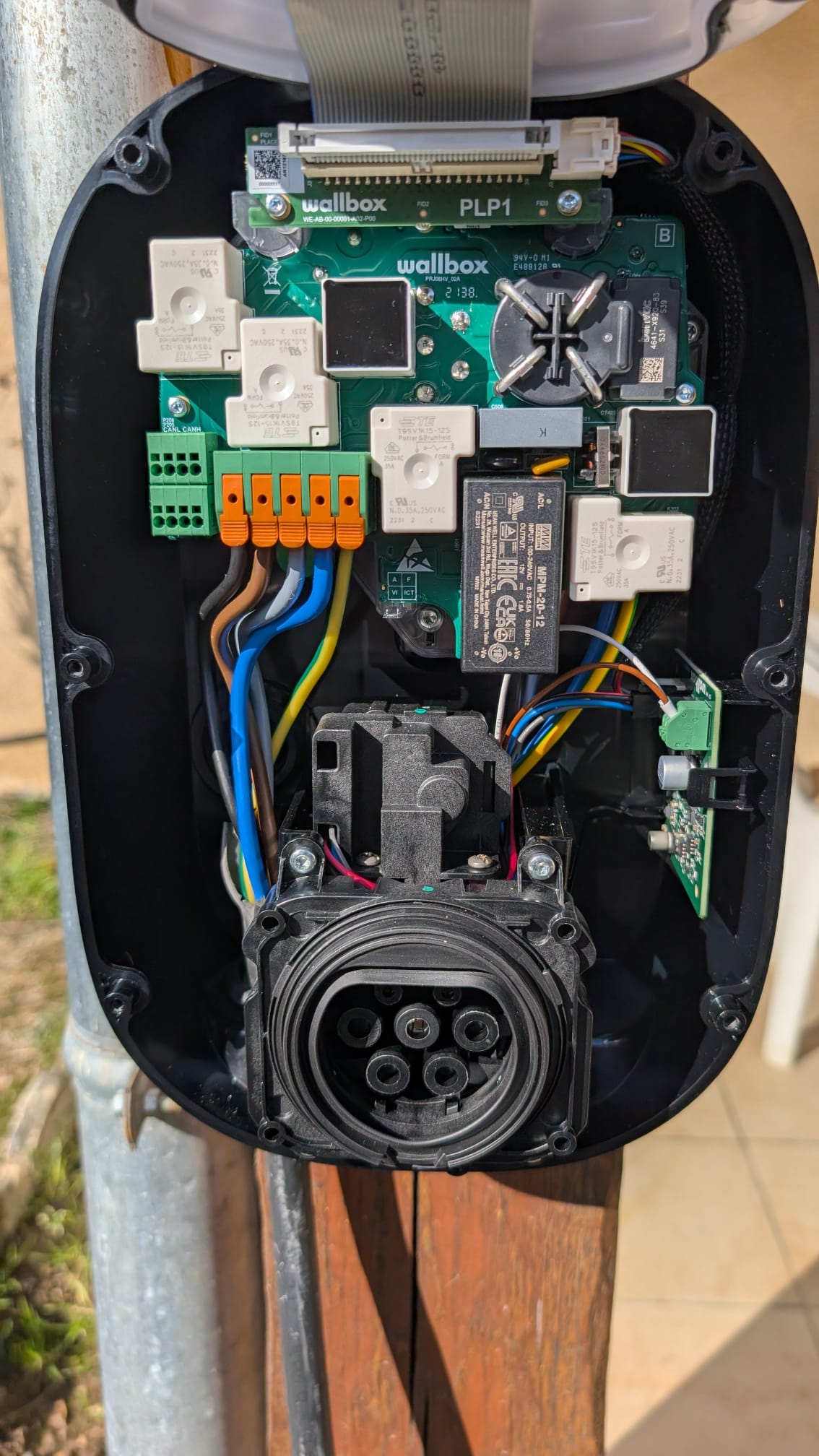 Wallbox Pulsar Plus ouverte - câblage interne triphasé