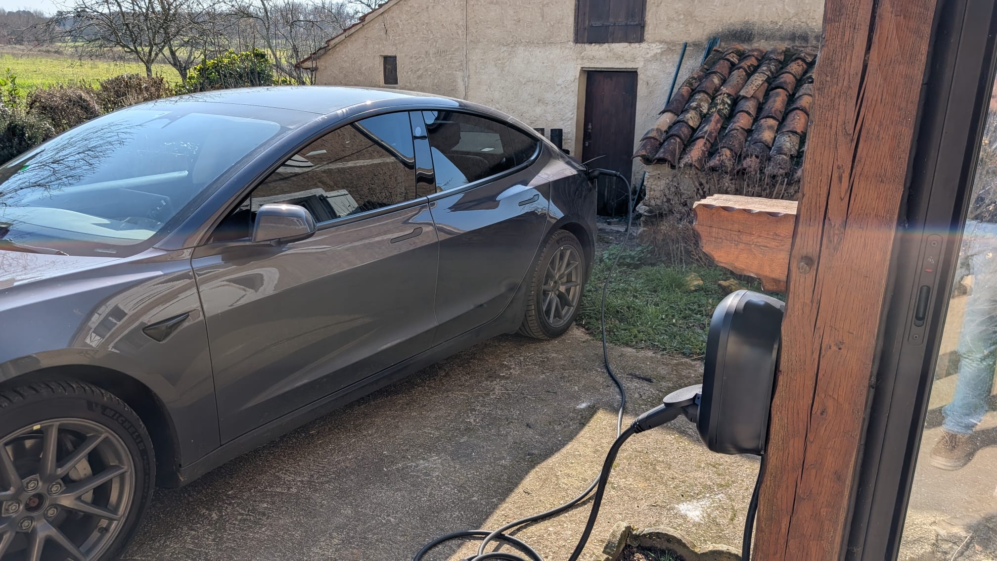 Borne de recharge installée avec véhicule électrique en charge