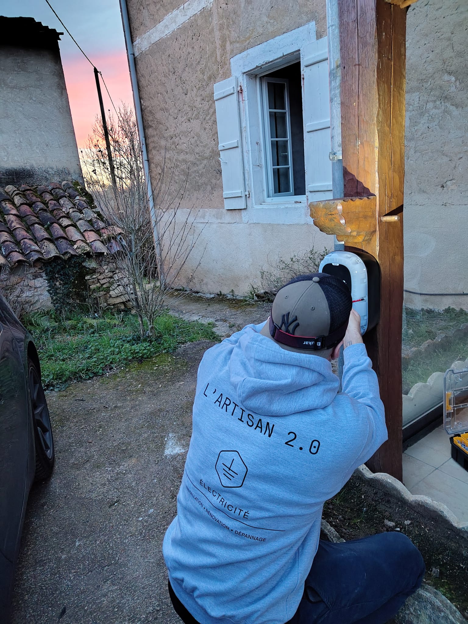 Installation borne de recharge en cours - préparation, fixation et raccordements