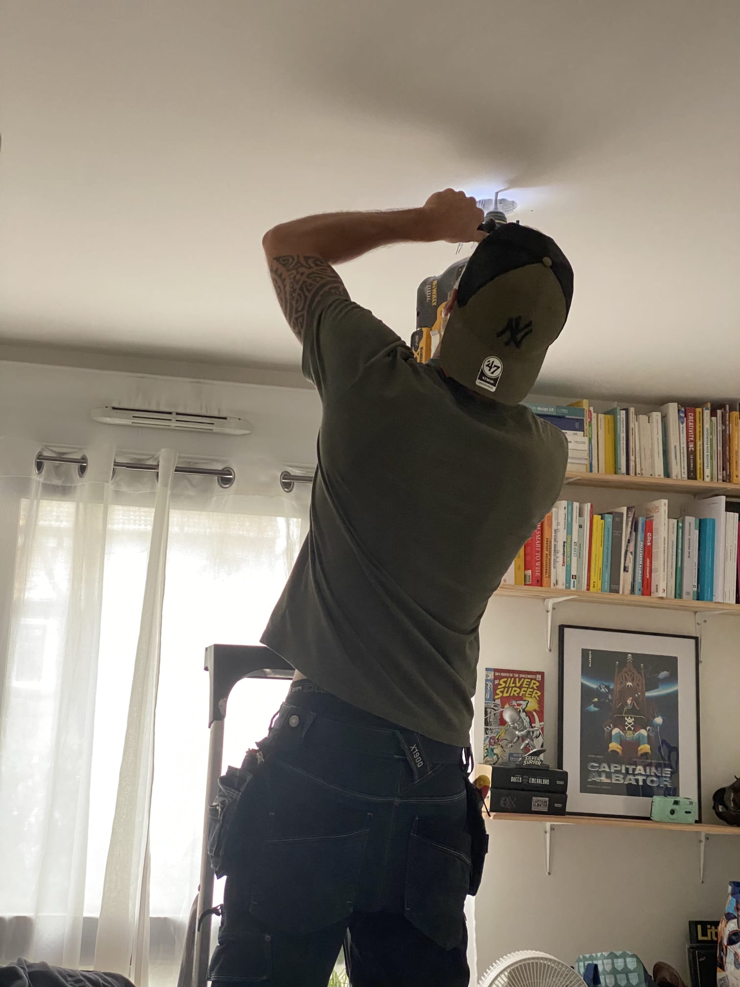 Perçage du plafond pour la fixation du ventilateur